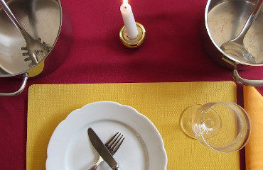 Leere Töpfe und Teller - gedecker Tisch bei Essstörungen